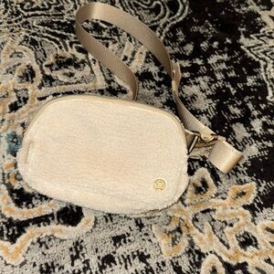 Lululemon everywhere belt bag 1L